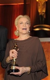 Lauren Bacall posa con su Oscar honorario